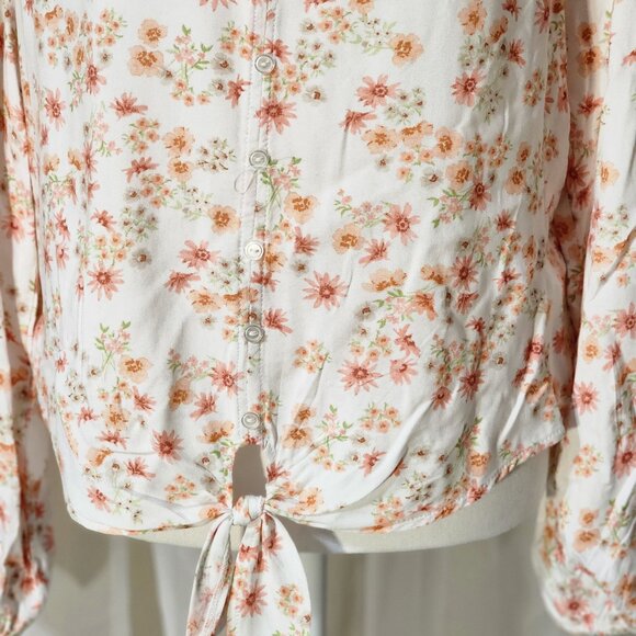 NWT- Floral Blouse - Picture 4 of 8